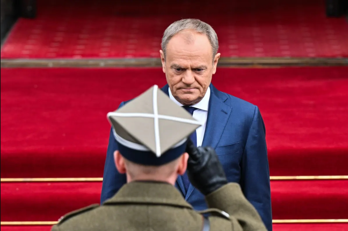 رئيس الوزراء البولندي يحذر: أوروبا تدخل مرحلة ما قبل الحرب