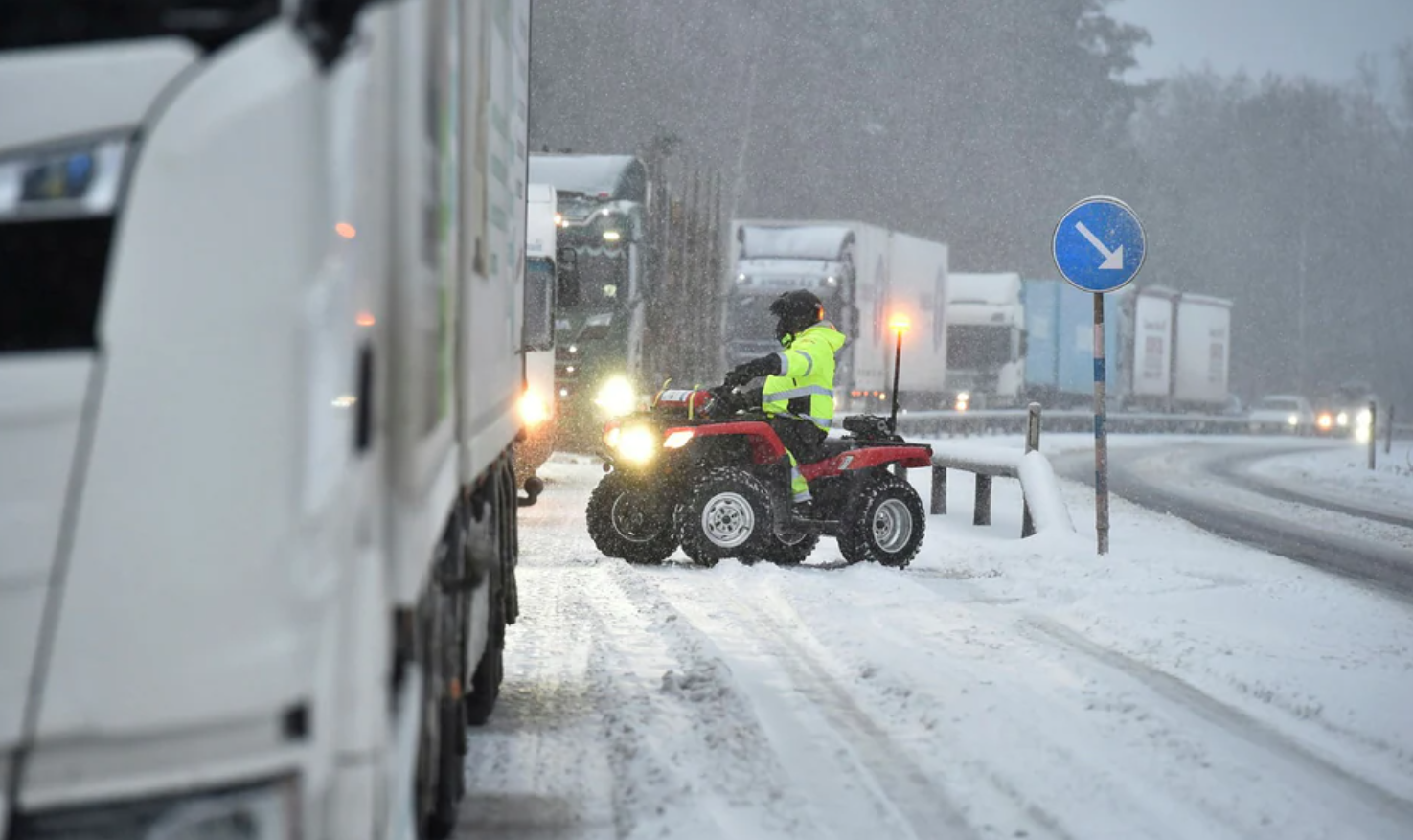 فوضى الثلوج تعطل حركة المرور غرب السويد والشرطة تطلق حدثًا خاصًا