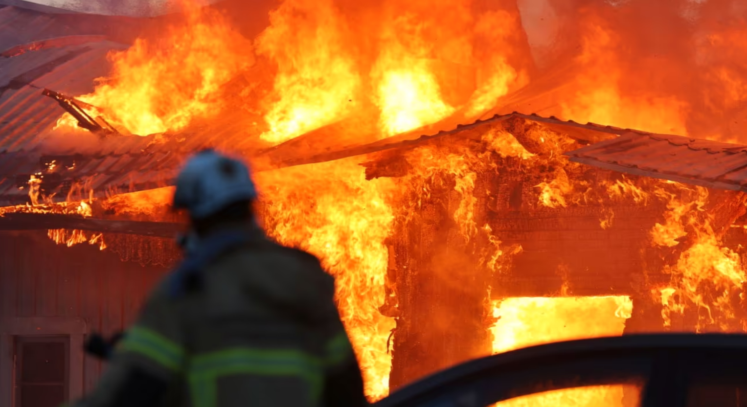 حريق هائل يسفر عن مقتل ثلاثة أشخاص