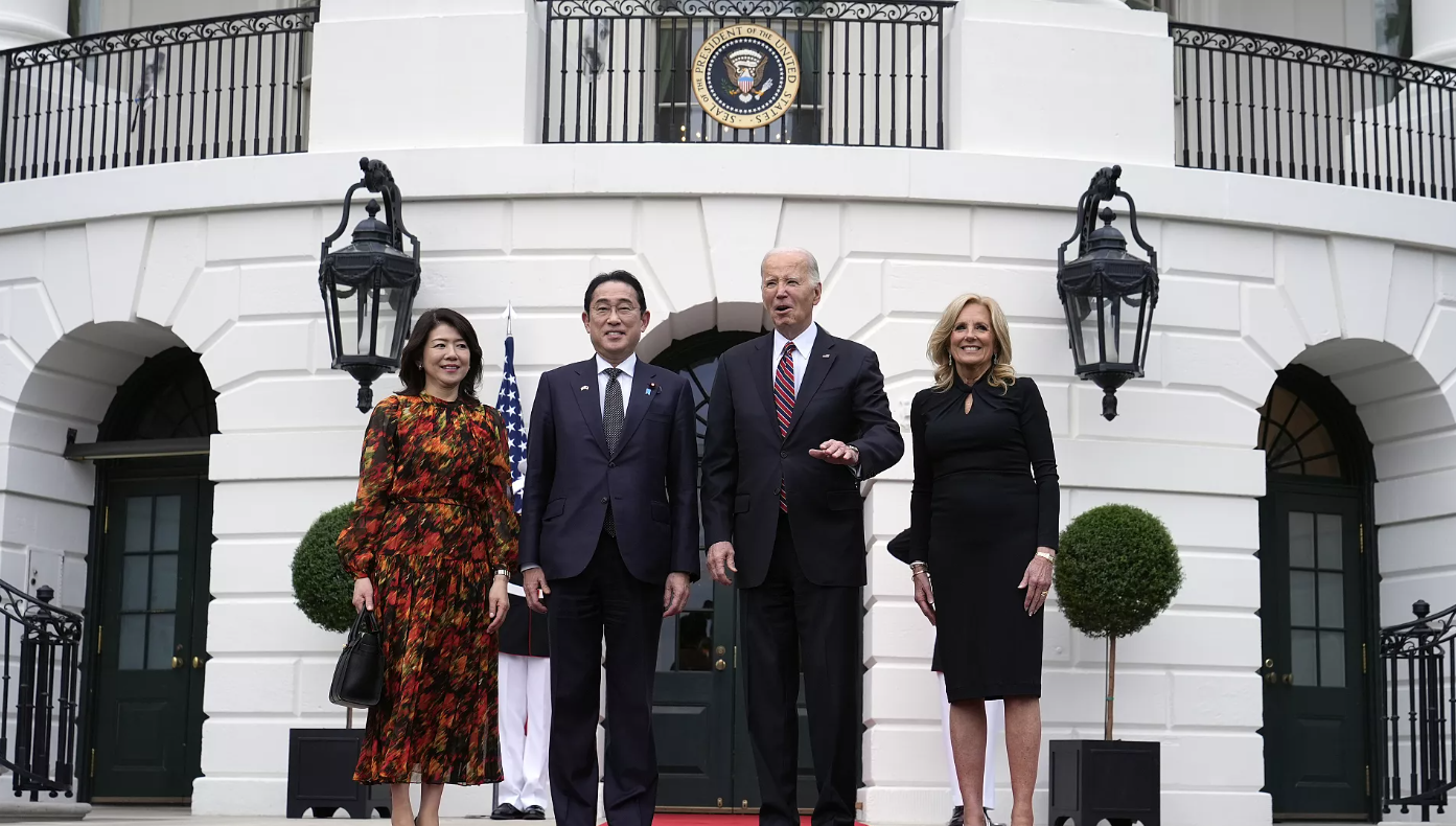 لقاء عشاء فاخر يجمع بين الرئيس الأمريكي ورئيس الوزراء الياباني في واشنطن