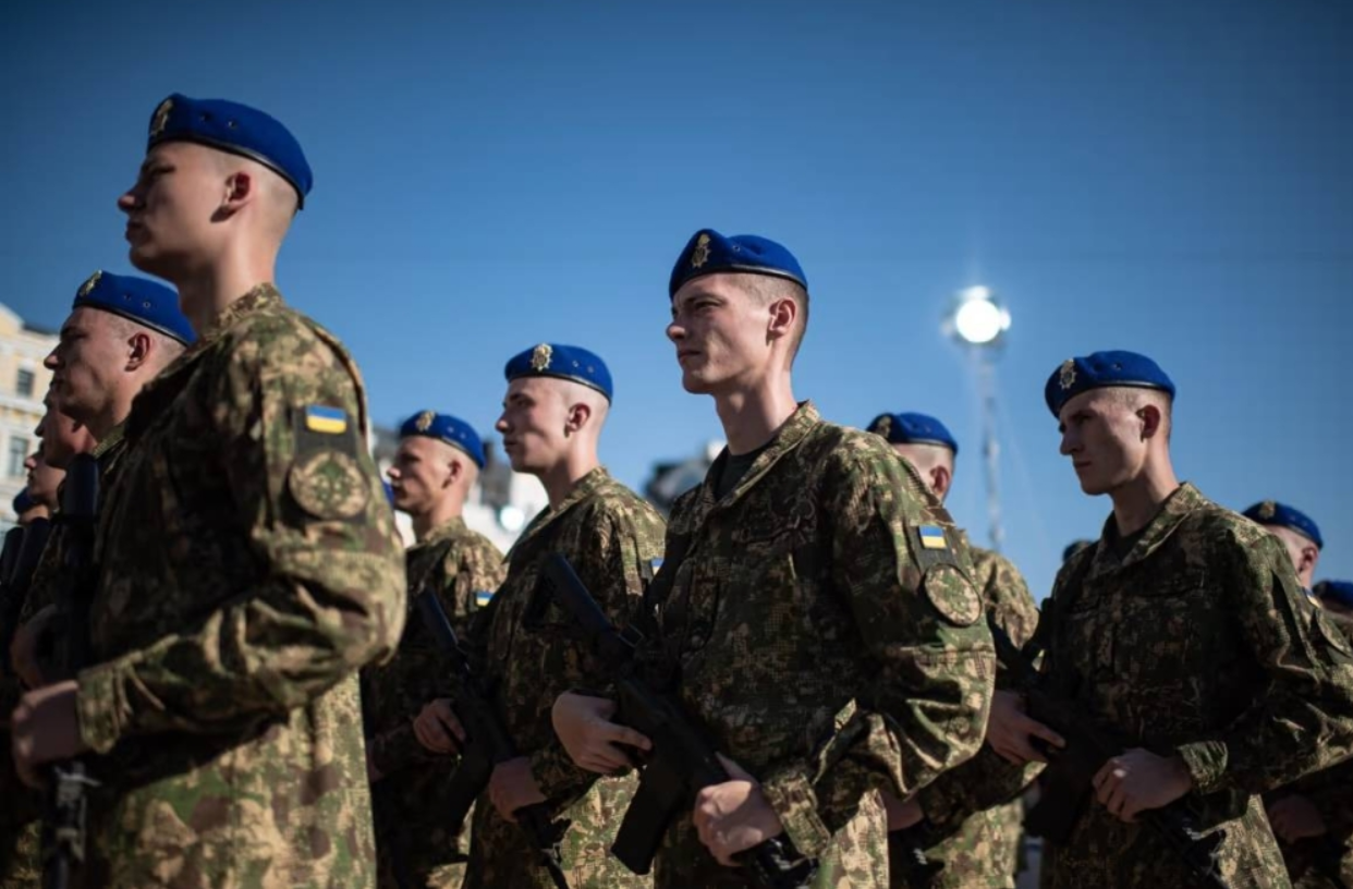 قانون التعبئة العسكرية الأوكراني يثير جدلاً بسبب غياب فترة التسريح