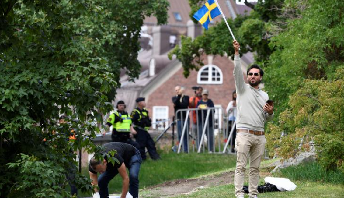 تسليم حارق القرآن موميكا من النرويج إلى السويد