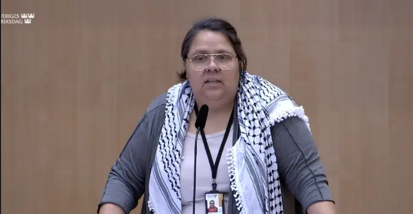 نائبة سويدية تتحدى القواعد في البرلمان بارتداء الوشاح الفلسطيني
