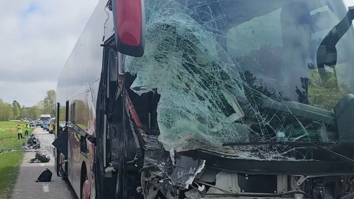 حادث اصطدام مروع: حافلة مدرسية تحمل 40 تلميذًا تصطدم بشاحنة صغيرة