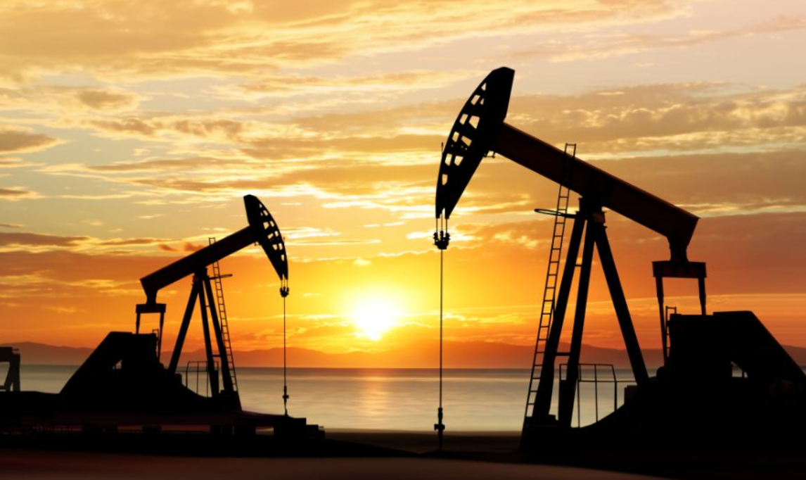 أسعار النفط تتجه لتحقيق مكاسب أسبوعية بفضل تحسن الطلب وتباطؤ التضخم