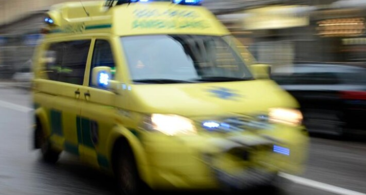 إصابة ثلاثة أشخاص بحادث اصطدام مع سيارة إسعاف