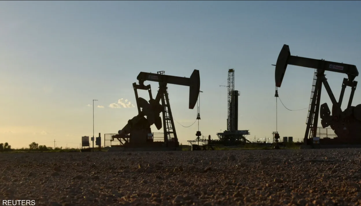 النفط يترقب بيانات المخزونات الأميركية ويستقر عند أعلى مستوياته
