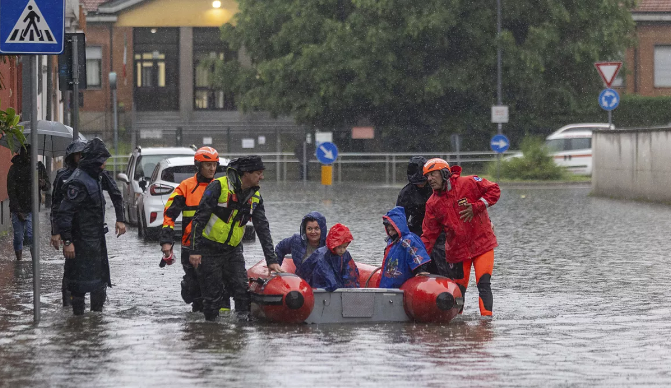 فيضانات وانهيارات تضرب شمال غرب إيطاليا: إنقاذ عشرات الأشخاص