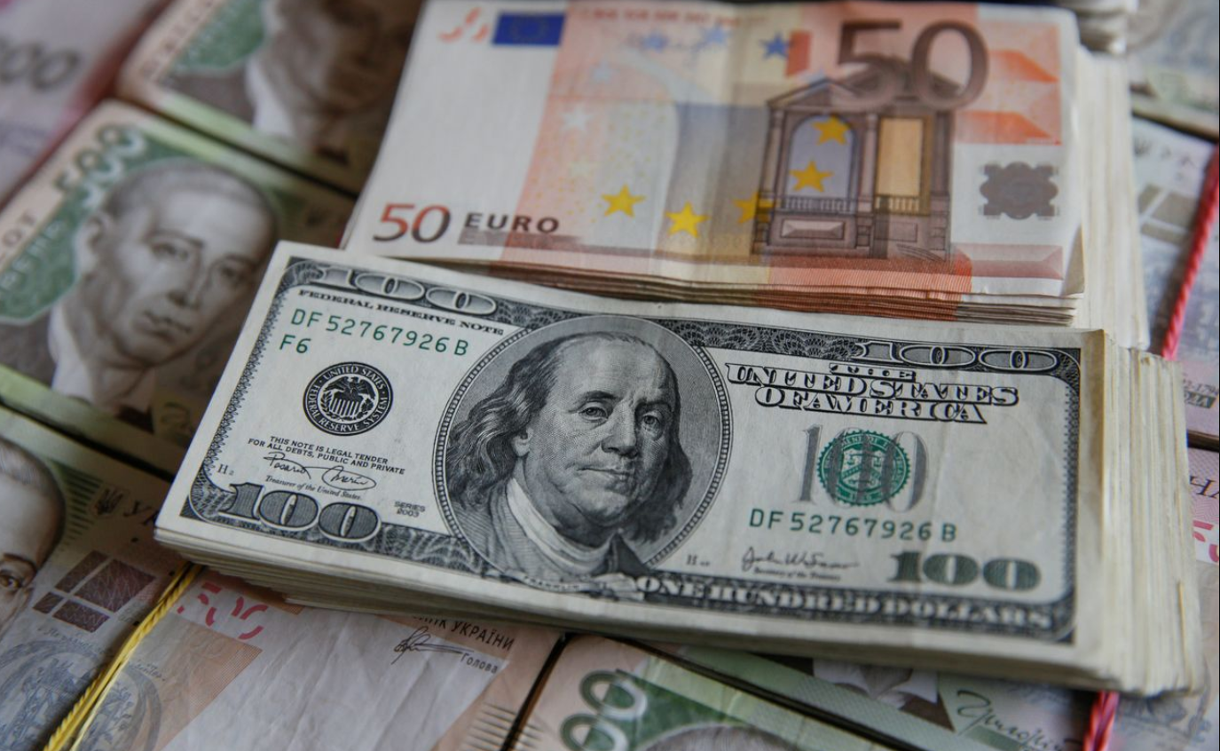 اليورو يستقر بعد الانتخابات الفرنسية بينما الدولار يتراجع