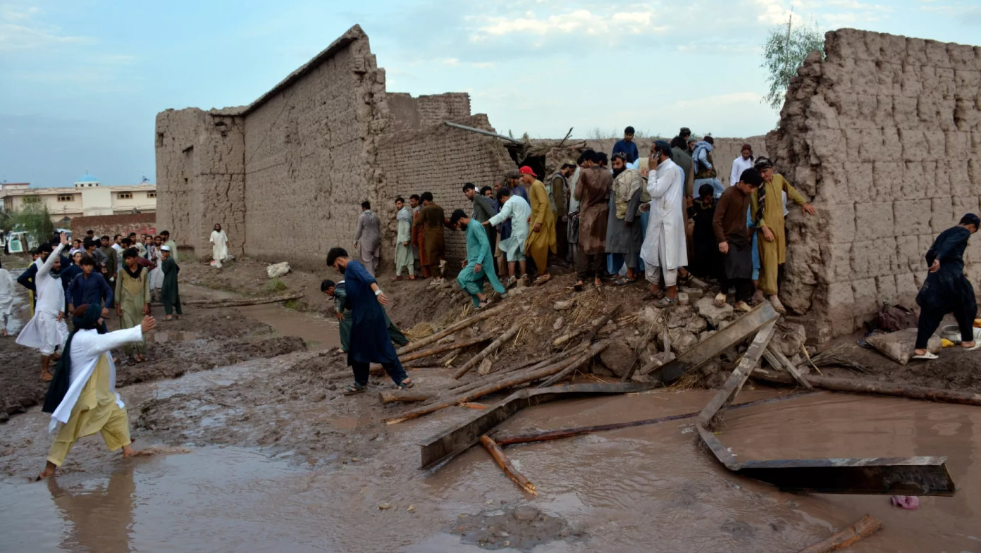 مقتل 57 شخصًا وإصابة المئات جراء الفيضانات في أفغانستان