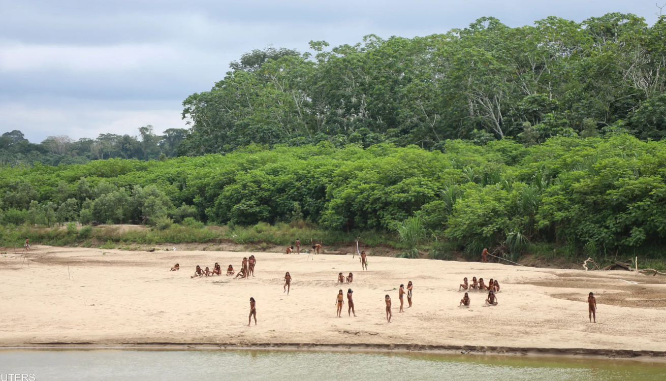 مشاهدات نادرة لأفراد قبيلة “ماشكو بيرو” المعزولة في غابات الأمازون