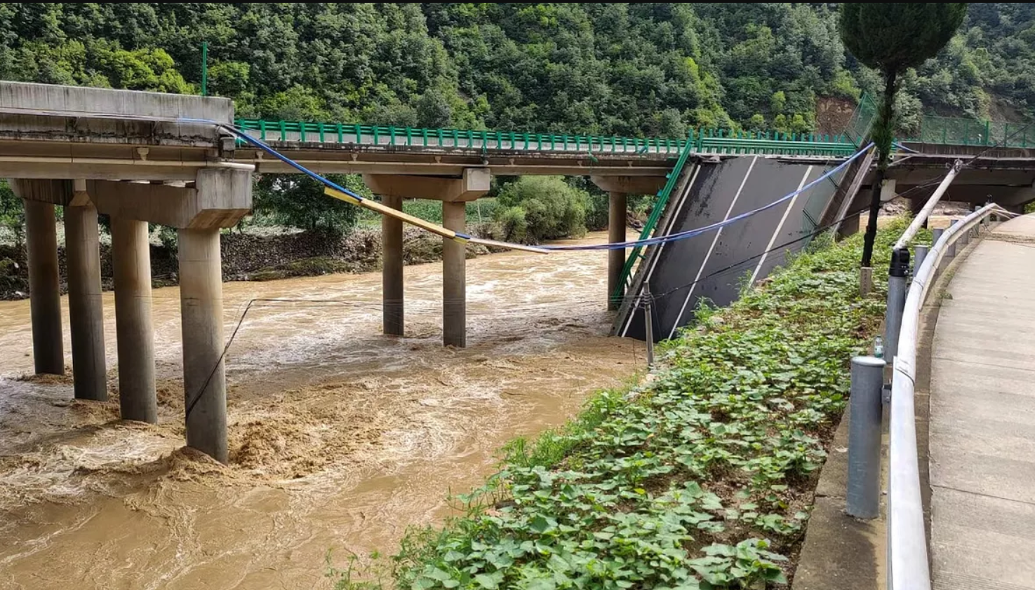 انهيار جسر في الصين يخلف 11 قتيلاً و60 مفقوداً وسط عواصف وفيضانات