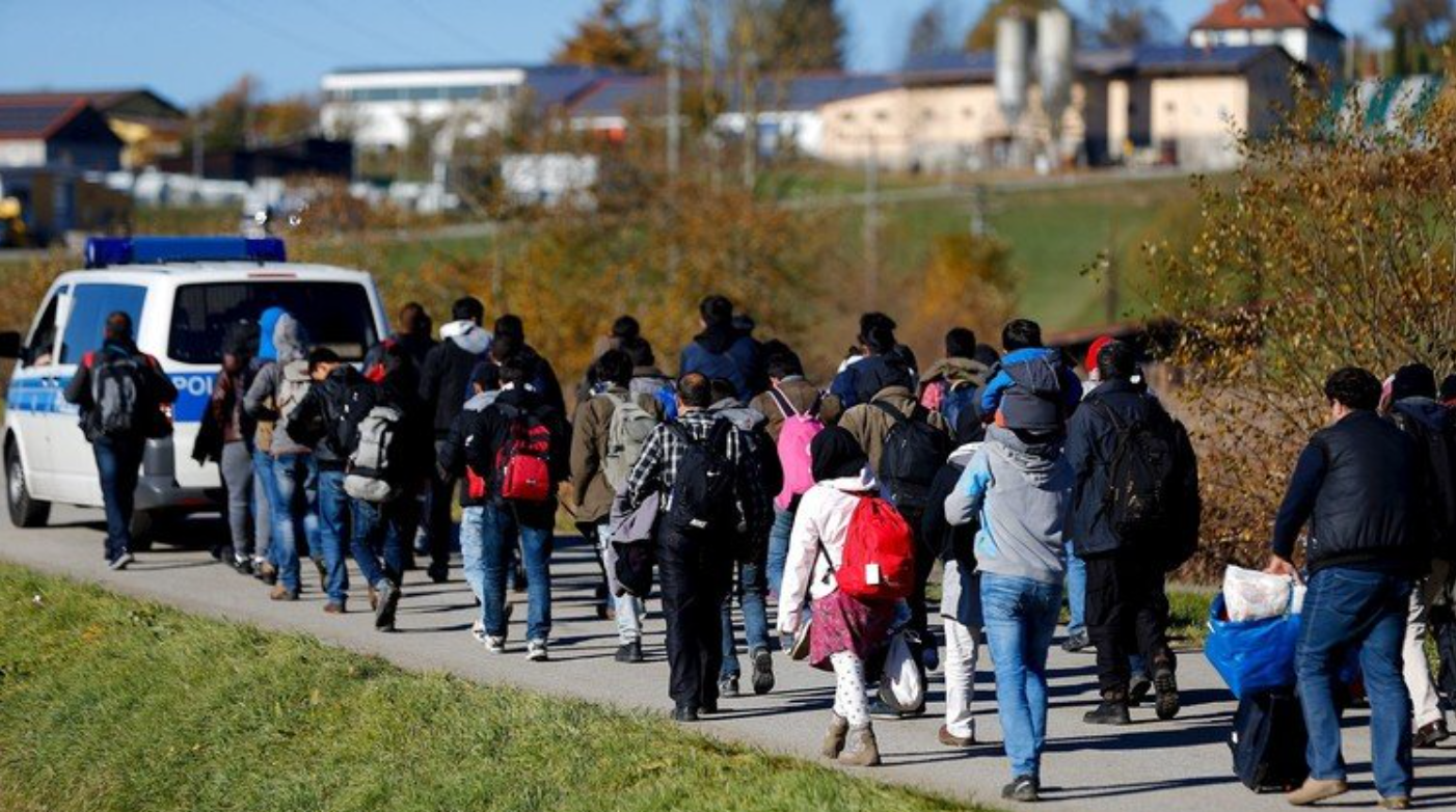 اللاجئون يفرون من السويد وتوقعات بتراجع أكبر في أعداد المهاجرين