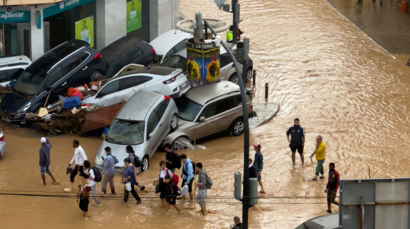 فيضانات إسبانيا الكارثية: إسبانيا في معركة لإنقاذ الأرواح وإزالة آثار الدمار